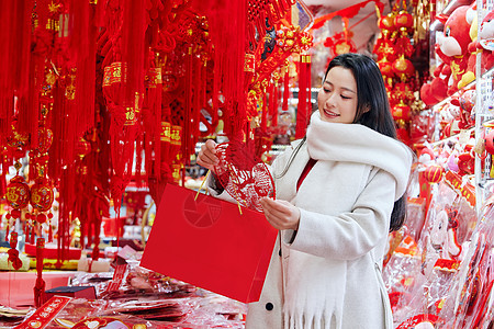 青年美女购买年货新年装饰背景图片