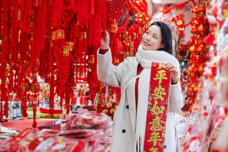 采购新年年货挂件的美女图片