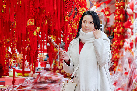 手拿糖葫芦的春节美女图片