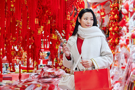 手拿糖葫芦逛街的春节女性图片