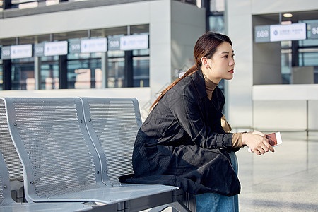 年轻女性在机场等候出行图片