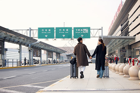 在车站准备旅行的情侣图片