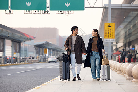 冬日户外准备旅行的情侣图片