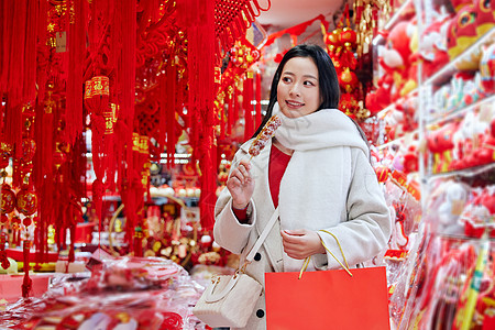 吃糖葫芦的新年女性形象图片