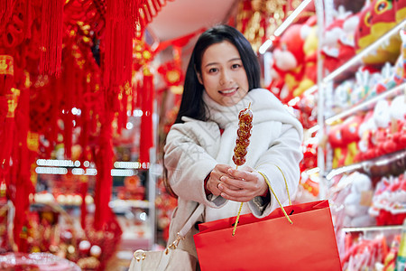 手拿糖葫芦的春节女性图片