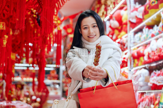 手拿糖葫芦的春节女性图片