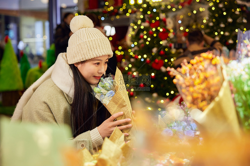 冬日美女逛圣诞市集图片