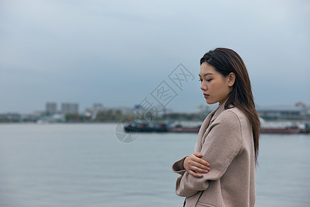 情绪感秋冬美女站在江边图片