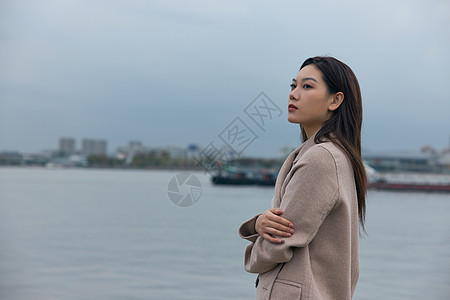 情绪感青年美女站在江边图片