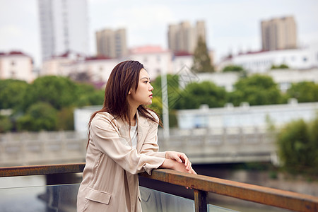 秋冬女性天台上伤感情绪背景图片