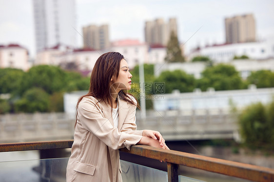 秋冬女性天台上伤感情绪图片