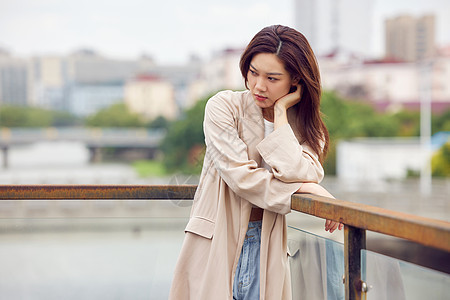 天台情绪感美女写真背景图片