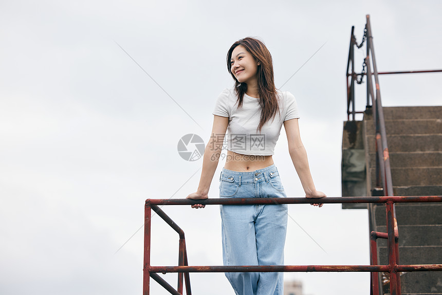 开心的年轻女性天台写真图片