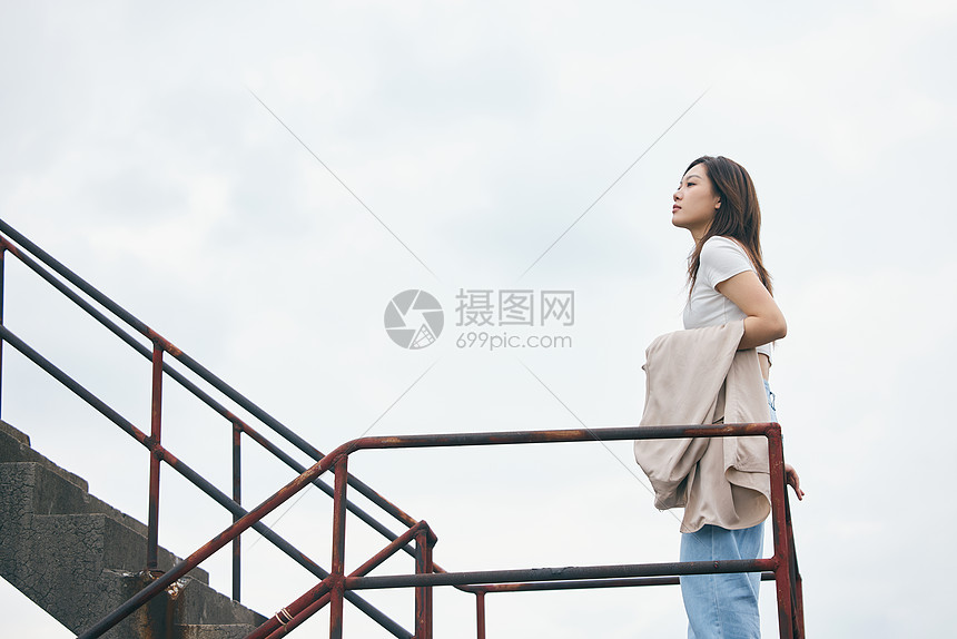 年轻美女天台上伤感情绪图片