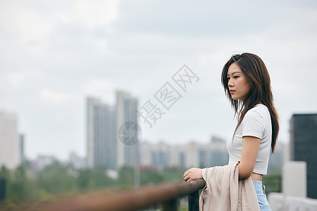 天台美女天台上的情绪感女性背景