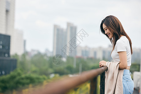 青年美女天台写真高清图片