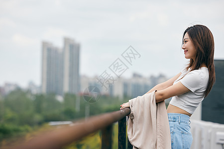 年轻女性天台写真图片