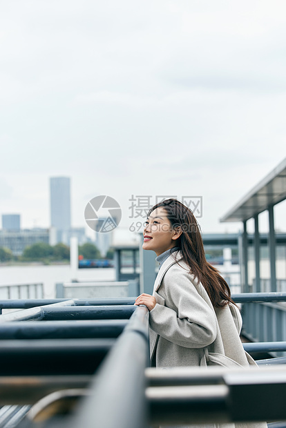 年轻美女游轮码头写真图片