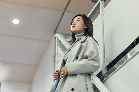 冬季美女乘坐游轮旅行图片