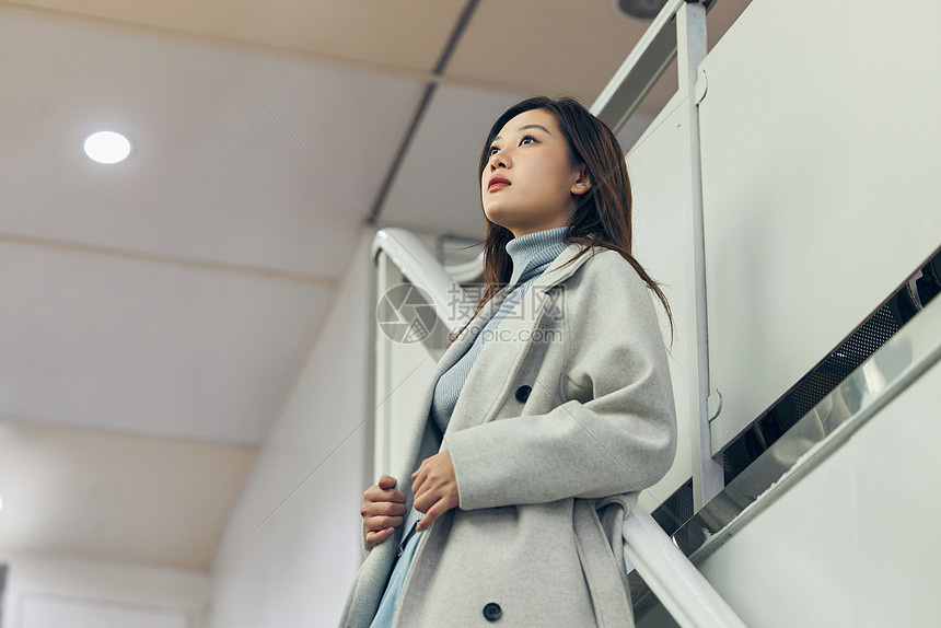 冬季美女乘坐游轮旅行图片