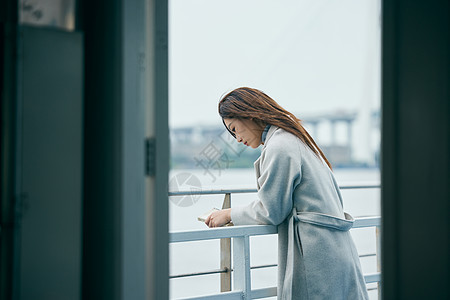 游轮上情绪低落的美女形象图片