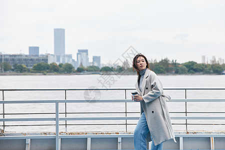 青年美女乘坐游轮旅行图片