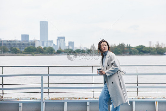 青年美女乘坐游轮旅行图片