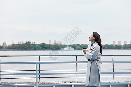 冬季文艺感美女乘坐游轮旅行图片