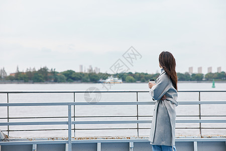 冬季旅游秋冬文艺美女乘坐游轮旅行背影背景