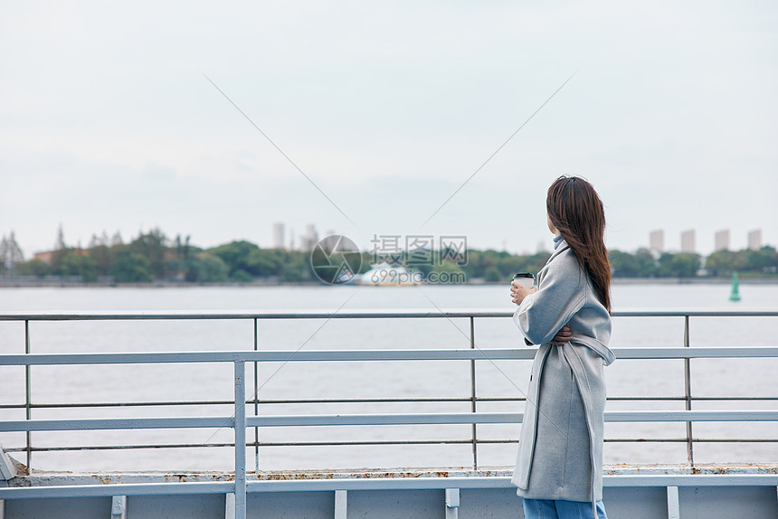 秋冬文艺美女乘坐游轮旅行背影图片