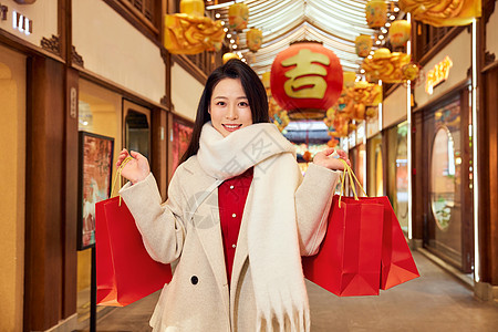 室外装饰春节采购新年装饰的青年女性形象背景