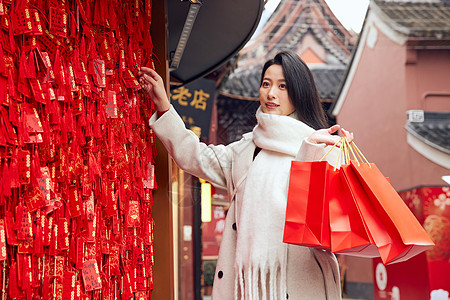 庙会上采购的女子祈福祷告图片