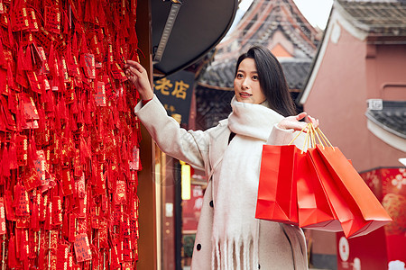 庙会上采购的女子祈福祷告图片