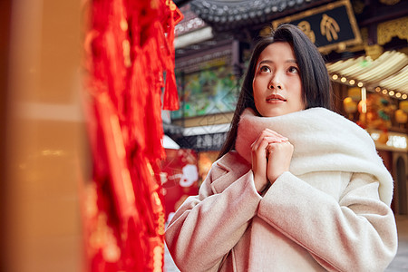 节日氛围新年女性庙会里祈福背景