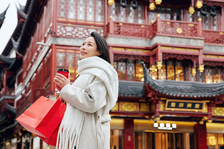 外出逛街的美女感受节日氛围图片