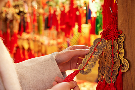 女人味儿女性手拿新年挂件特写背景