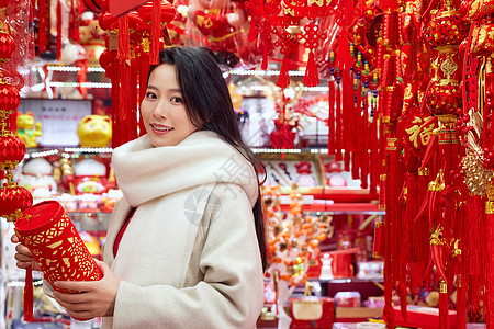 青年女性商店采购新年装饰图片