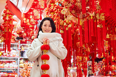 采购新年年货挂件的女性形象图片