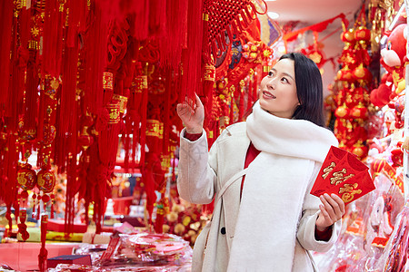 青年女性商店采购新年装饰图片