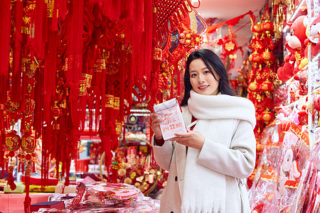 青年女性商店采购新年装饰图片