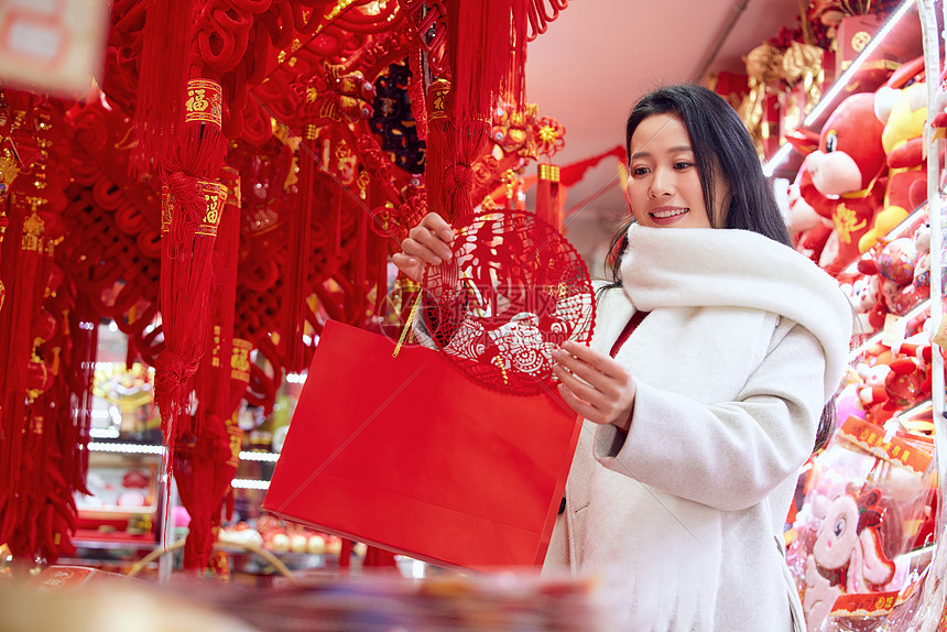 年货店里挑选窗花的女子图片