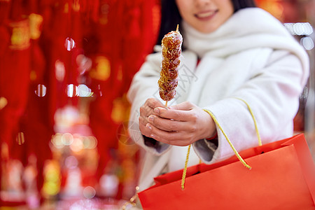 女人味儿春节女性手拿糖葫芦特写背景