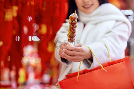 春节女性手拿糖葫芦特写图片