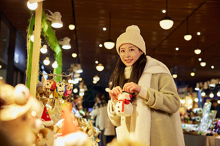 夜晚逛圣诞市集的青年美女图片