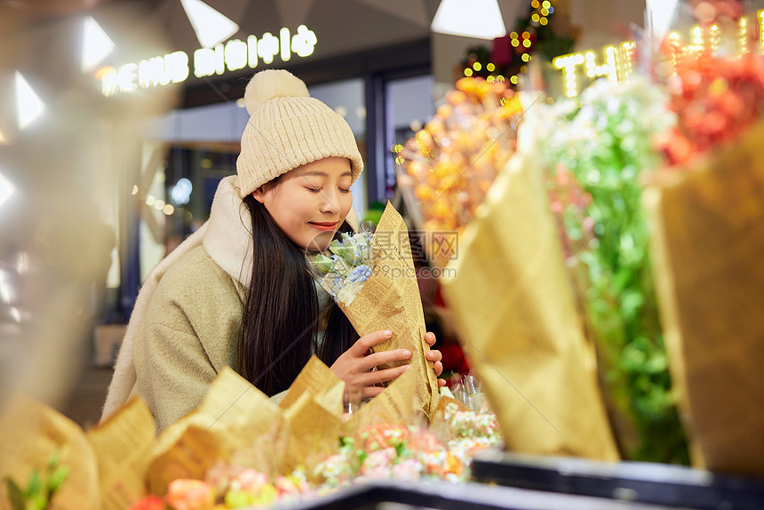 逛圣诞市集的冬日美女图片