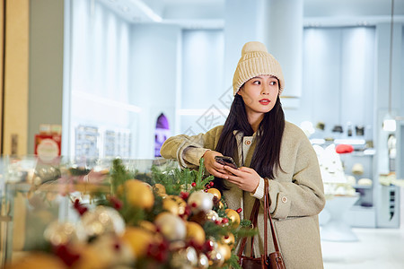 逛商场的女子感受圣诞氛围背景图片