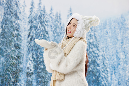 双手捧爱心冬季女性双手捧雪花背景