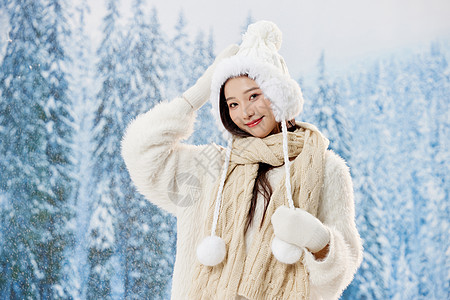 寒冷雪地里的甜美冬日美女高清图片