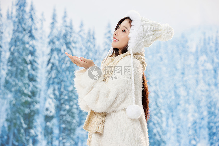 雪地里的青年女性感受冬天图片