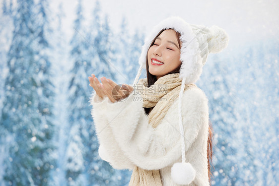 冬日女性双手捧雪花图片